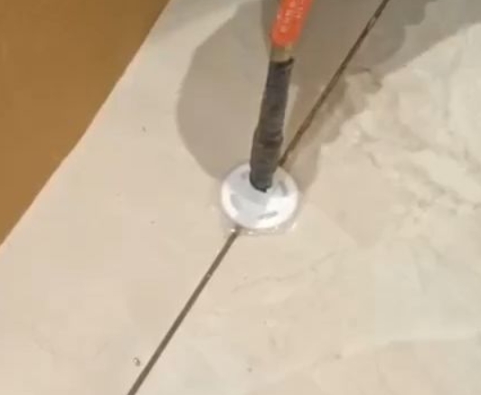 鸡西市瓷砖空鼓维修公司专业解答瓷砖在铺贴过程中，如果没有涂抹均匀到位的粘结材料（如水泥砂浆或瓷砖胶），可能会导致以下问题