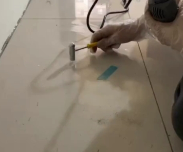 鸡西市瓷砖开裂维修公司专业分享瓷砖在铺贴前如果没有沥干水分，将会导致以下问题